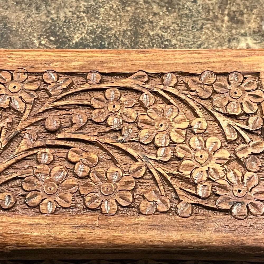 Vintage  Carved Wood Hinged Lid Jewelry trinket Storage Red Velvet Lined Box - Picture 5 of 10